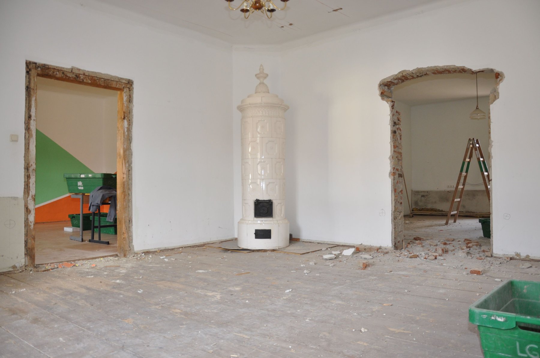 Umbauarbeiten in einem Raum mit altem, weißen Kamin