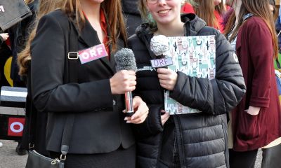 2 Mädchen mit Mikrofonen in der Hand als Reporterinnen